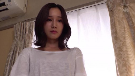 SSNI-978 라디오 체조로 시작되는 아내의 게스 여름방학 AM6:25 7세 연하의 대학생과 아침부터 땀 투성이로… 코지마 미나미