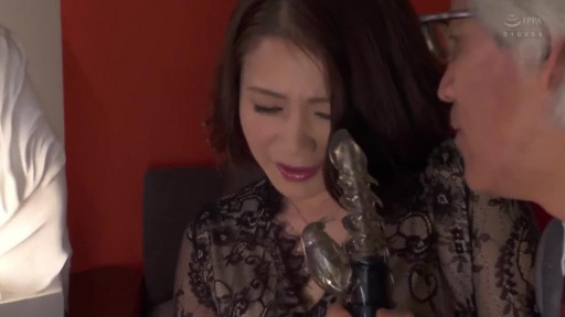 JUL-478 회사와 아내가 모두 강도를 당했습니다. 사장 부인 NTR 토모다 마키